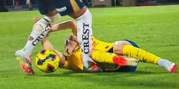 Adalberto Carrasquilla comete una falta sobre Álvaro Fidalgo (Fuente: TUDN)