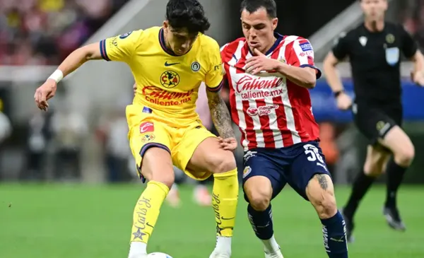 Álvarez defiende la pelota contra un jugador de Chivas (Fuente: Mexsports)