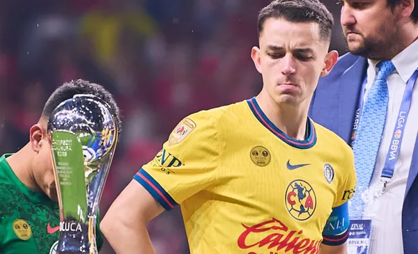Álvaro Fidalgo mira trofeo de la Liga MX (Fuente: Mexsports)