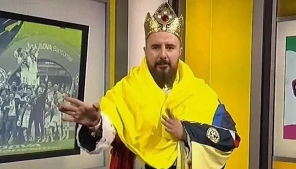 Álvaro Morales disfrazado de rey