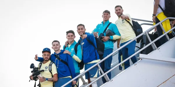 América baja del avión (foto: América)