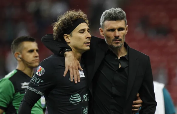 América se prepara para enfrentar a Cruz Azul en la cancha del Estadio Azteca en un partido sumamente importante.