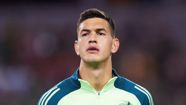 América va por César Montes.