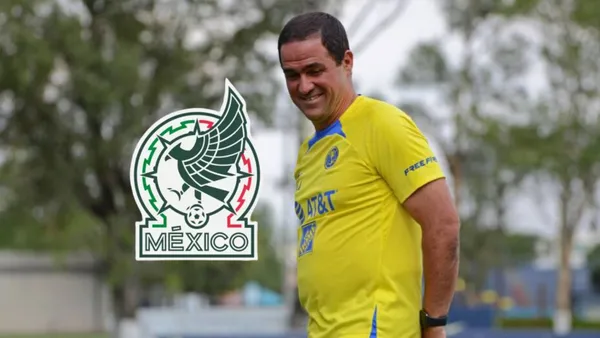 André Jardine con el escudo del Tri