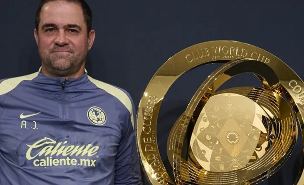 André Jardine con el trofeo del Mundial (Fuente: Mexsports)