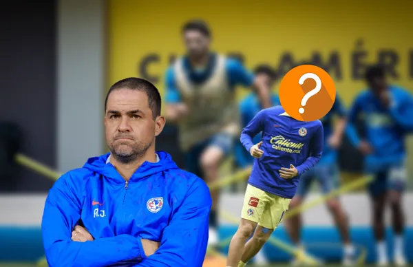 André Jardine de brazos cruzados y futbolista corriendo/ Foto América.