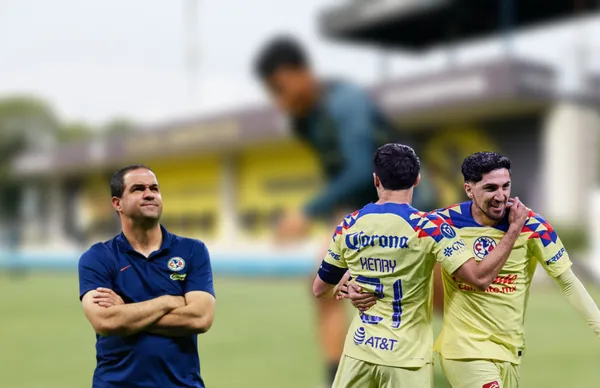 André Jardine de brazos cruzados y futbolistas del América abrazados.