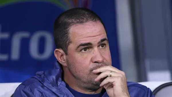 André Jardine: El entrenador que definirá qué jugadores de la lista de 8 nombres llegarán.