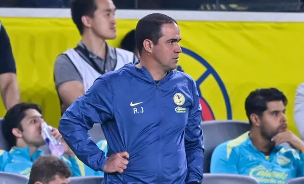 Andre Jardine en banquillo en juego (Fuente: Mexsports)