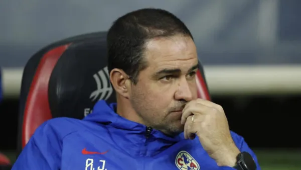 André Jardine no tomó buenas decisiones en el Clásico Joven.