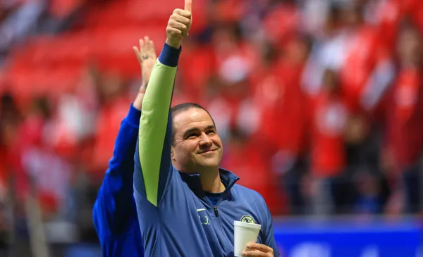 André Jardine saluda al aficionado del América (Fuente: Mexsports)