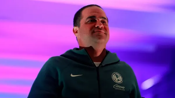 André Jardine y una medida durante la pretemporada.