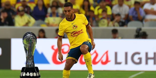 Cáceres con el trofeo/FOTO: América