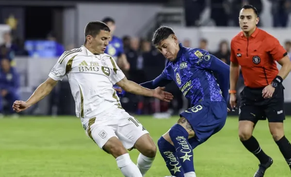 Calderón esconde pelota a jugador de LAFC (Fuente: Mexsports)