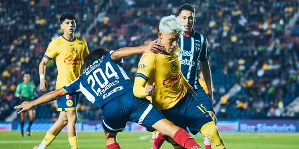 Calderón peleando el balón con Fimbres/Foto: Mexsport