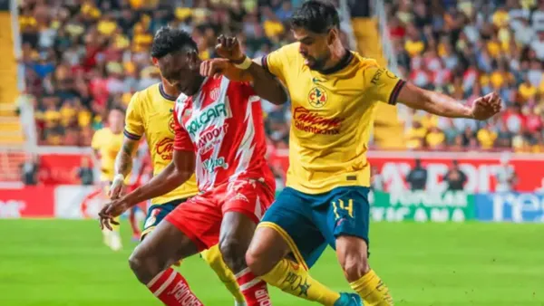 Cambindo en plena lucha contra Néstor Araujo - Foto: X (@ClubAmerica)