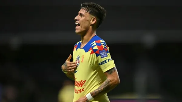 Chicote Calderón festejando en América