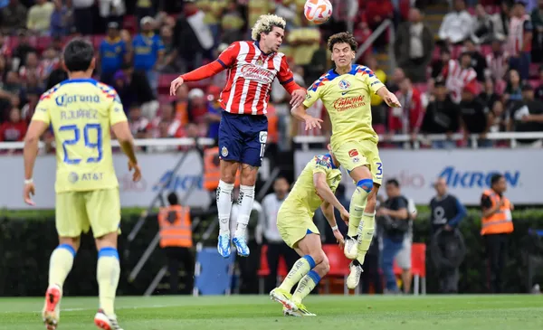 Cowell pelea una pelota contra Igor (Fuente: Mexsports)