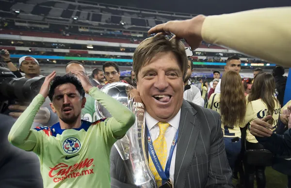 Diego Valdés con manos en la cabeza y Miguel Herrera/ Foto Fox Sports.