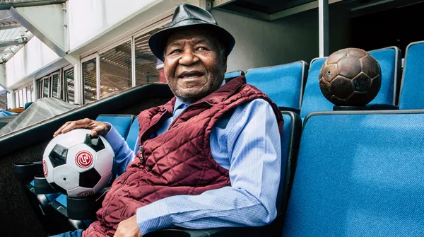 Dos Santos contra jugadores del América.