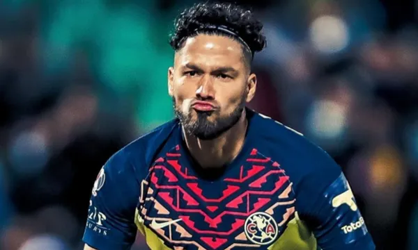 El central paraguayo Bruno Valdez, salió lesionado en el encuentro en contra del Necaxa