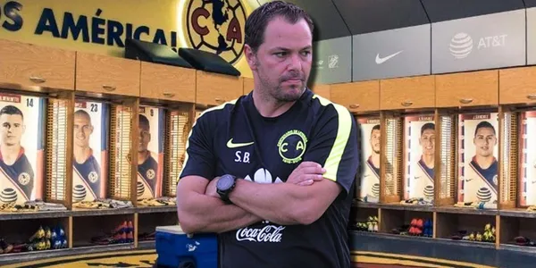 El directivo quien ha sido muy señalado habló con los jugadores antes de salir al campo.