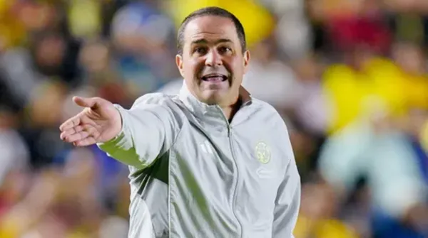 El entrenador brasileño se mantiene firme en Coapa por ahora.