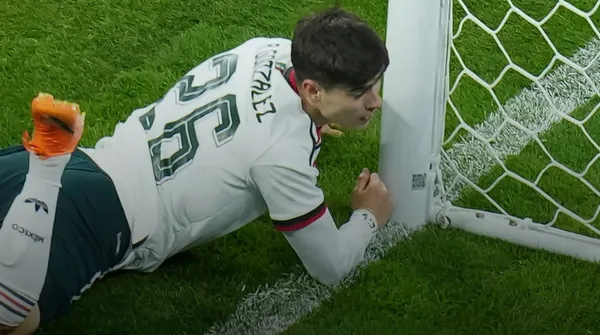 El gol que falló el atacante de Chivas.