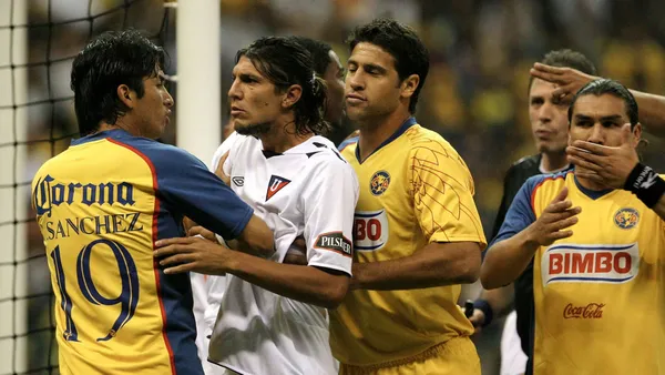 El "Oso" Domínguez contra la LDU Quito en Libertadores - Foto: Mexsport