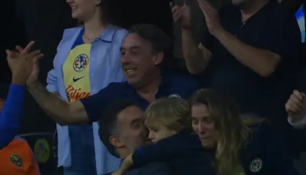 Emilio Azcárraga celebrando en la grada