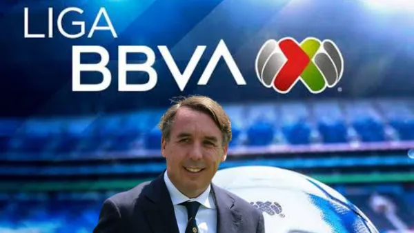 Emilio Azcárraga con logo de la Liga MX de fondo