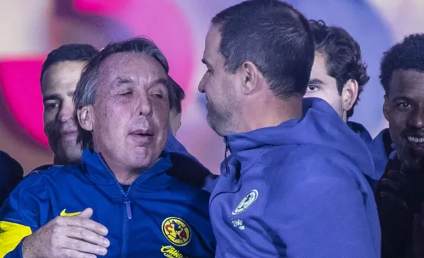 Emilio Azcárrga felicita a André Jardine en evento (Fuente: Mexsports)