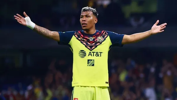 En el primer partido de la temporada entre América y Atlas, Roger Martínez tuvo que salir.