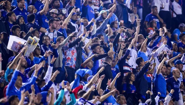 Fans de Cruz Azul desatan el caos.