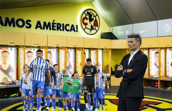 Fernando Ortiz y jugadores en el vestidor del América.