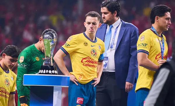 Fidalgo mira trofeo de la Liga MX (Fuente: Mexsports)