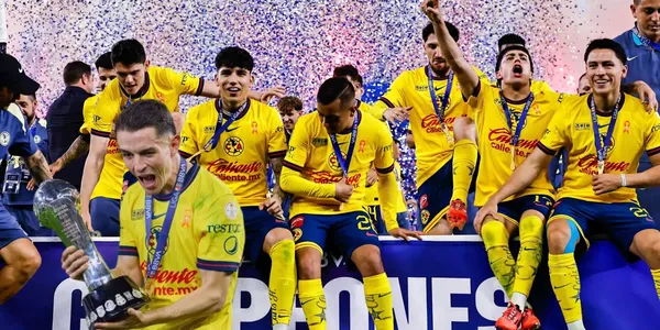 Fidalgon el trofeo y américa celebrando/FOTO: El Sol de Puebla