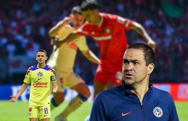 Futbolistas de América y Toluca pelando el balón, junto a André Jardine y Álvaro Fidalgo.