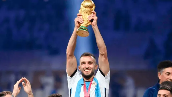 Germán Pezzella durante el festejo con Argentina tras ser campeón del Mundo en Qatar