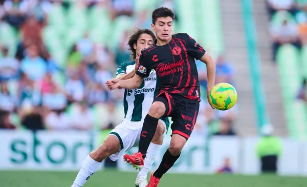 Gilberto Mora domina una pelota en juego ante Santos (Fuente: Mexsports)