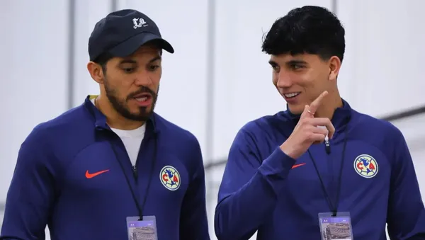 Henry defiende a Kevin Álvarez.