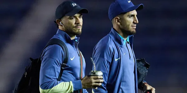 Henry Martín con Diego Valdés (Fuente: MEXSPORT)