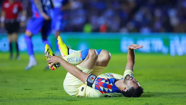 Henry Martín doliendose de una dura falta