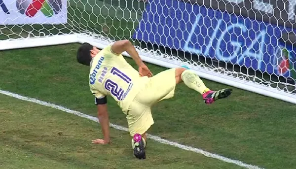 Henry Martín festejando gol a las Chivas