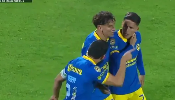 Henry Martín pelea con Brian Rodríguez