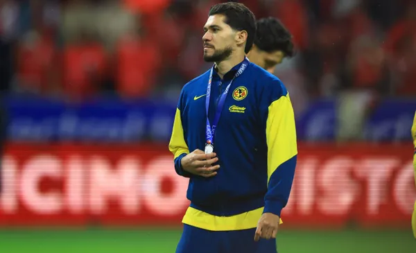 Henry Martín recibe medalla de segundo lugar (Fuente: Mexsports)