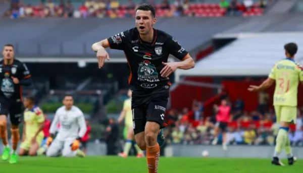 Idrissi marcando gol en el Estadio Azteca
