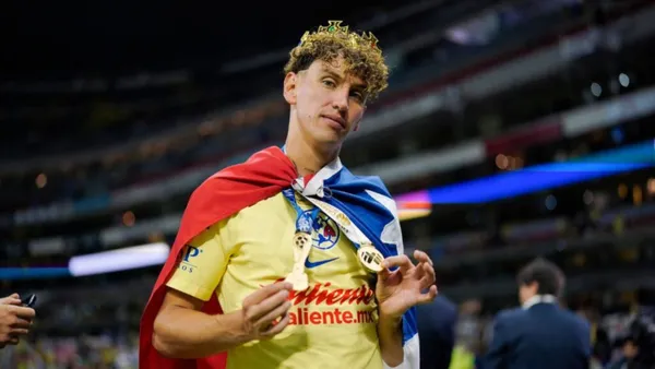 Igor Lichnovsky con sus medallas de campeón en América