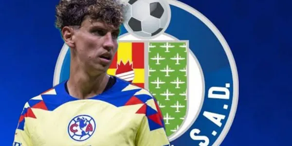 Igor Lichnovsky y al fondo el escudo del Getafe / Foto Getty