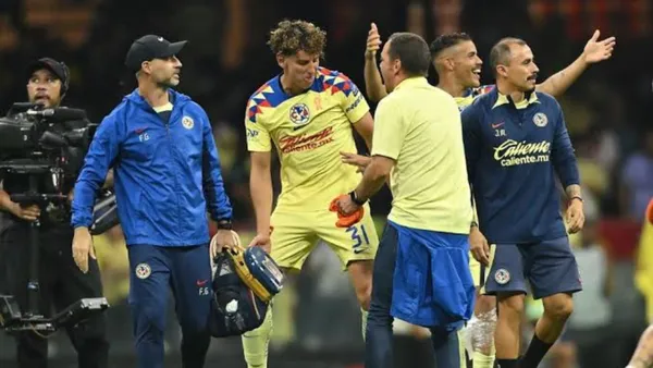 Igor Lichnovsky y Santiago Baños (de espaldas) con el Club América - Foto: Mexsport